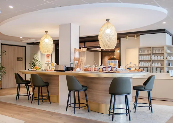 Brit Hotel Nantes La Beaujoire - L'Amandine